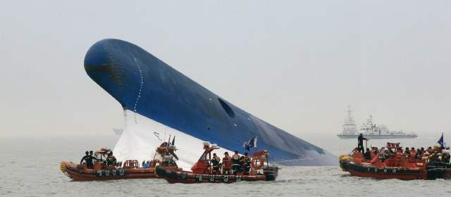 Miembros de la guardia costera buscan el rescate de pasajeros atrapados en el ferry de Corea del Surque se hundió en su camino a la isla de Jeju de Incheon. FOTO AFP