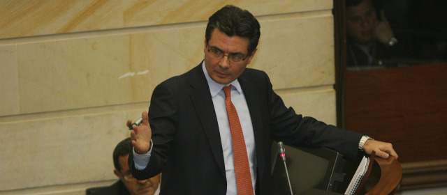 Mancha blanca en el país contra la reforma | El Ministerio de Salud, en cabeza de Alejandro Gaviria, señala que la crisis de la salud no la resuelve solo el Gobierno. FOTO COLPRENSA