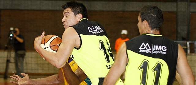 Academia de la Montaña ha perdido en casa los últimos cuatro partidos con Cimarrones del Chocó por la Liga Directv de baloncesto. Foto Donaldo Zuluaga