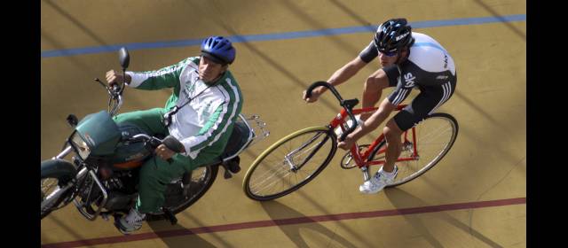 Urán entrena la contrarreloj | Rigoberto Urán sigue la moto de Benjamín Laverde. Un trabajo de base que se verá recompensado en Europa. FOTO MANUEL SALDARRIAGA