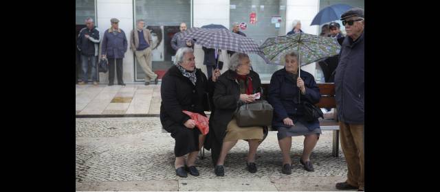 El drama de ser viejo en Portugal | El estado de soledad en el que vive buena parte de los ancianos de Portugal lleva a finales de novela. Vecinos que tocan a las puertas para averiguar quién vive, ancianos que pasan días, meses o años en sus casas sin que nadie se haya enterado de su final. FOTO AP