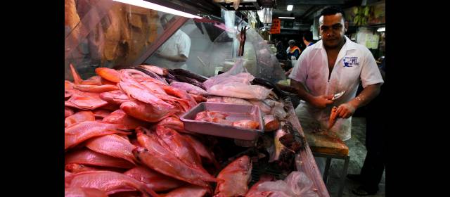 Comprad y comed todos de él | Yeison Pérez lleva ocho de sus 27 años como vendedor de pescado. En El Pez que fuma, donde trabaja, las ventas crecen un 30% en la temporada de Semana Santa. FOTO JULIO CÉSAR HERRERA