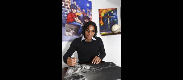 Emerson Chamorro dibuja con trazos de crack | Cuando nos está con un balón en los pies, Emerson Chamorro está dibujando y disfrutando de su familia. FOTO EDWIN BUSTAMANTE