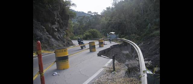 Once vías nacionales cerradas | Completamente aislada se encuentra Cúcuta, en Norte de Santander, del centro del país debido a un derrumbe que de Pamplona conduce a Bucaramanga. FOTO COLPRENSA - LA OPINIÓN