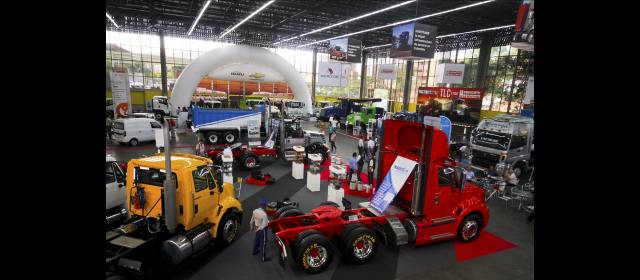 El país necesita más camioneros | Unas 110 empresas de la cadena del transporte participaron en la rueda de negocios efectuada en la feria. FOTO JONATHAN CARVAJAL