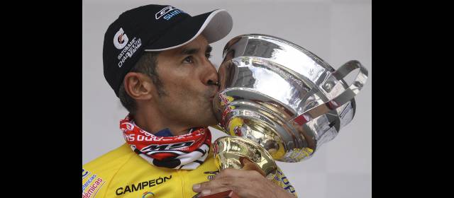 El Gato Félix se alzó la copa de la Vuelta | Corriendo por un equipo de Antioquia, el GW Shimano, Félix Cárdenas se ha coronado en dos ocasiones como campeón de la Vuelta a Colombia. FOTO ROBINSON SÁENZ