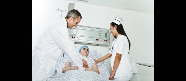 En Las Américas saben lo que significa una emergencia | Las nuevas torres cuentan con lo último en tecnología. El acceso a las unidades de urgencias y emergencias en la torre 4 es ahora sobre la carrera 70. Al interior del centro hospitalario hay nuevas zonas de descanso, cafés y patio interno. FOTO CORTESÍA
