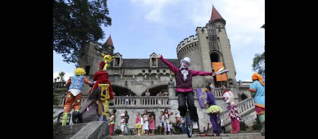 Alrededor de La Tarantela, niños y adultos gozaron en El Castillo | El que pasó fue un fin de semana lleno de color, alegría y magia en las instalaciones del Museo El Castillo, en compañía de La Polilla, los amigos y la familia. FOTO MANUEL SALDARRIAGA