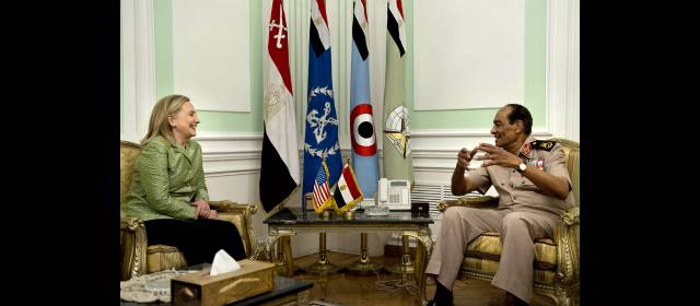 E.U. les juega a dos bandas | La canciller Hillary Clinton siempre se mostró amable con el mariscal Hussein Tantawi, jefe de la Junta Militar egipcia. FOTO AP