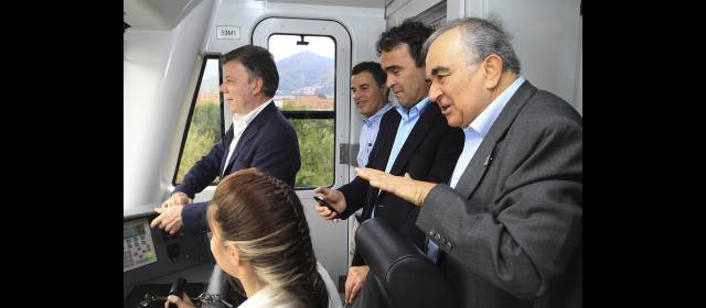 En apertura de estación del metro, Gaviria pidió a Santos trato equitativo | En el recorrido inaugural entre Itagüí-Sabaneta-La Estrella, el presidente Santos se dio su paloma en cabina. FOTO ROBINSON SÁENZ
