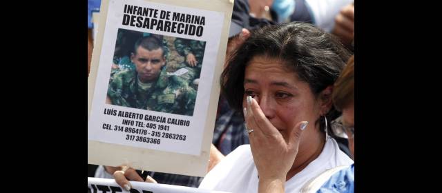 Víctimas piden la verdad a Farc | Un grupo de víctimas de las Farc se reunió en la Plaza de Bolívar de Bogotá para denunciar el secuestro de sus familiares. FOTO COLPRENSA