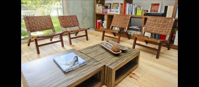 La madera natural recupera su espacio | La silla puede combinarse con materiales como el aluminio.