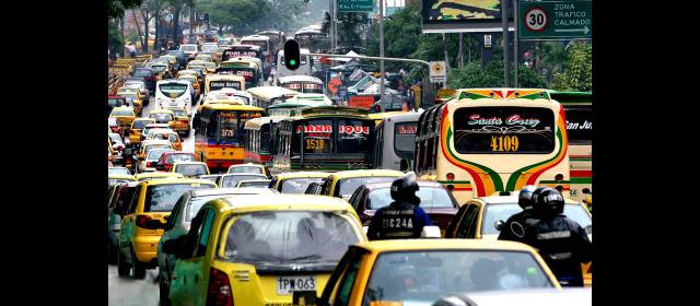Como en Singapur, Medellín estudia el cobro por congestión | Las avenidas Oriental y El Poblado son algunas de las que presentan tacos con más frecuencia. FOTO Juan Antonio Sánchez Ocampo