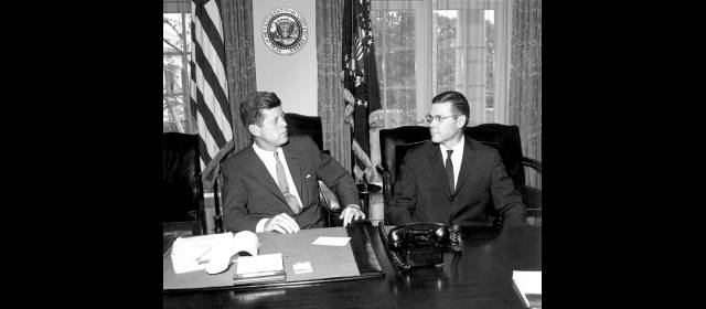 Scott le dará una nueva mirada a la muerte de John F. Kennedy | Kennedy, en compañía de Robert S. McNamara, en una imagen de 1961. FOTO ARCHIVO AP