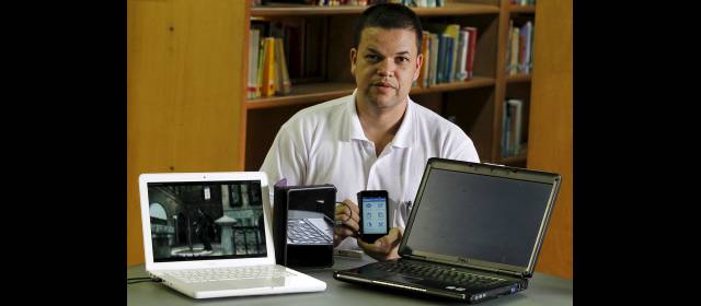 Un profesor que siempre está conectado | La primera clase de informática que dio Edwin fue cuando cursaba décimo. FOTO JAIME HERRERA