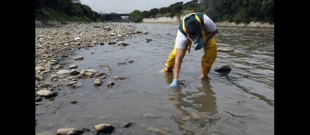 $114.000 millones para proteger el río | Operarios del Área analizan el agua para conservar todas las formas de vida. La entidad puso en marcha la Unidad de Emergencias Ambientales, que funcionará 24 horas. FOTO DONALDO ZULUAGA