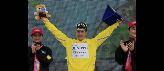 Perico, el cuarto colombiano en ganar Langkawi | El paisa Julián Arredondo y una celebración que se repitió 6 veces en el Tour de Langkawi. FOTO CORTESÍA CYCLINGNEWS