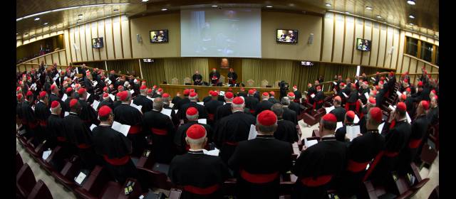 Hasta mañana esperan cardenales para cónclave | Las reuniones transcurren en el Aula Nueva del Sínodo, en el complejo del Aula Pablo VI. FOTO AP