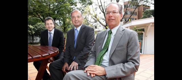 Davivienda se fortalece en Bolsa con Corredores Asociados y Davivalores | Carlos Quintero Rocaniz, presidente de Corredores Asociacos -a la derecha-, Mauricio Botero, socio fundador, en el medio y Carlos Gutiérrez, gerente Comercial en Medellín. FOTO HERNÁN VANEGAS