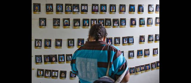 El salón en el que se exorciza el dolor | En el Salón de la Memoria, en la comuna 13, hay fotos y otras pertenencias de las víctimas de la violencia. FOTO ESTEBAN VANEGAS