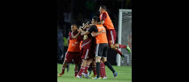 Arrancar con un delantero no fue la solución | Y no era para menos la celebración: se le ganó a Colombia y ahora Venezuela es quinta. FOTO AP