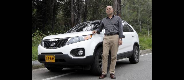 "Prefiero ocupar el lugar del pasajero" | Tanto en su carro, como en el vehículo asignado por la Secretaría, los lentes y los celulares son infaltables. FOTOS MANUELA PALACIO