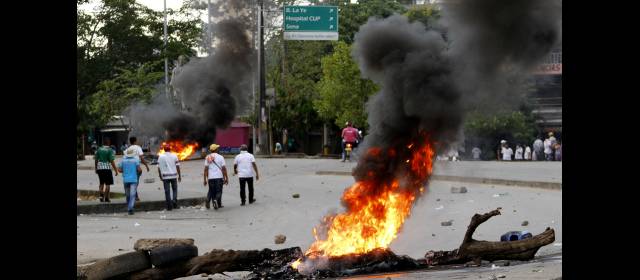 En Caucasia, Policía tiene control y busca despejar vía a la Costa | La cantidad de elementos peligrosos en la vía ha impedido el paso vehicular. FOTO DONALDO ZULUAGA