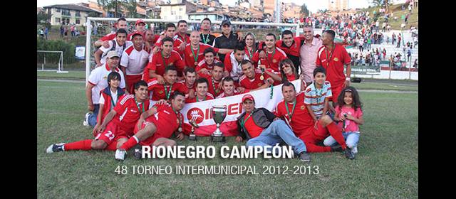 Rionegro es campeón de fútbol entre los pueblos | Rionegro exhibe orgulloso la copa. Relevó en el trono al municipio de Itagüí. FOTO CORTESÍA
