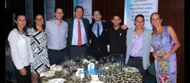 Los 75 años acuáticos se nadaron con abrazos | Natación de generaciones en varias disciplinas. Liliana Cian, Isabel Ceballos, Camilo Becerra, Fernando Jácome, el d.t. de clavados Wilson Molina; Juan Guillermo Urán, el campeón mundial de clavados Alejandro Arias y María Fernanda Pérez. FOTO COMITÉ OLÍMPICO