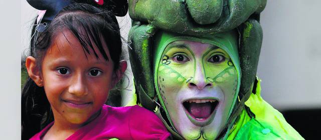 Mimos, clowns y malabaristas cerraron Mímame 2013 | El Festival tuvo invitados internacionales como Gardi Hutter de Suiza, Hugo Suárez de Perú y el grupo Barraca Teatro de Brasil, entre otros. FOTO JAIME PÉREZ