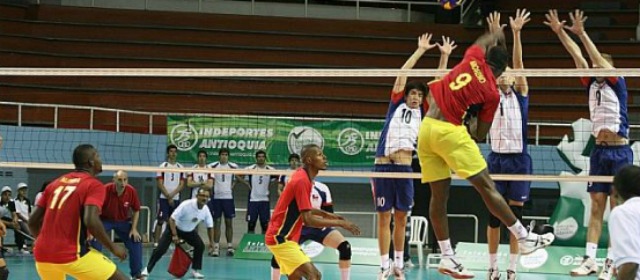 Escena del juego Colombia vs. Chile este sábado en la noche en el Polideportivo de Envigado. Ganó Colombia 3-1. Foto cortesía Federación Colombiana de Voleibol