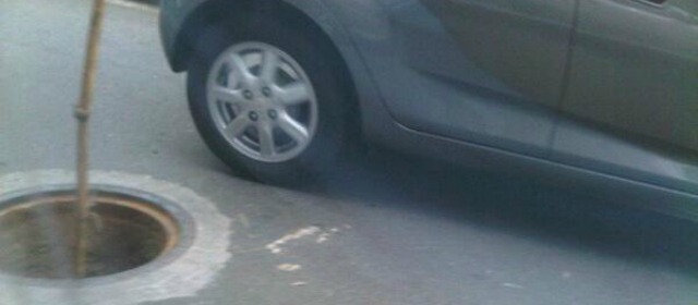 Foto: @felipecardonam // Cámara de telecomunicaciones sin tapa en Los Balsos