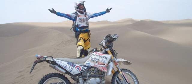 Dakar 2013 ilusiona a pilotos antioqueños | Mateo Moreno no desperdició la oportunidad de tomarse la foto en el desierto chino. FOTO CORTESÍA
