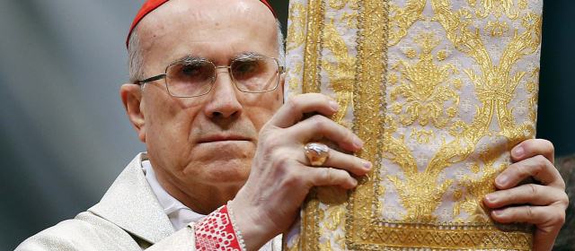 Cardenal Tarcisio Bertone, camarlengo que dirige temporalmente la Iglesia Católica. Foto Archivo
