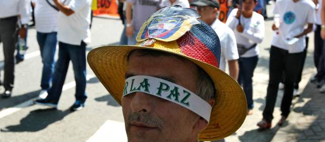 Bogotá puso el paso en la marcha a favor de la paz | Por las calles del centro de Medellín concurrieron los marchantes que apoyan los diálogos de paz entre el Gobierno y las Farc. FOTO JUAN ANTONIO SÁNCHEZ