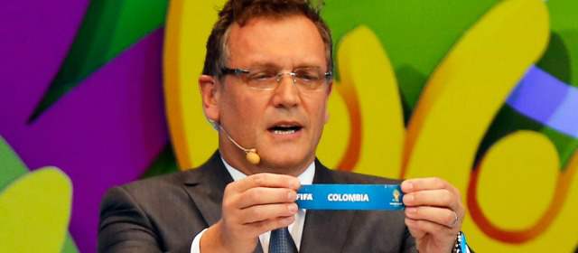 Los tres rivales plantean un panorama incierto | El secretario general de la Fifa, Jerome Valcke, sostiene el nombre de Colombia. FOTO reuters