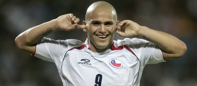 Suazo renunció a la convocatoria chilena por bajo nivel futbolístico | Suazo, de 31 años, expresó en una carta su automarginación de la convocatoria dada a conocer esta semana. FOTO ARCHIVO