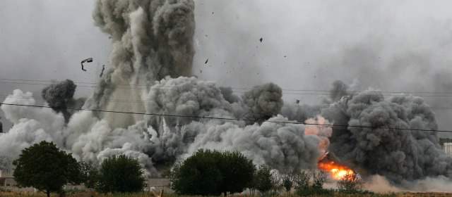 Un espeso humo y escombros volando por los aires tras un ataque aéreo de la coalición liderada por E.U. en Kobani, Siria, al intensificarse los combates entre kurdos sirios y militantes del grupo Estado Islámico. FOTO AP