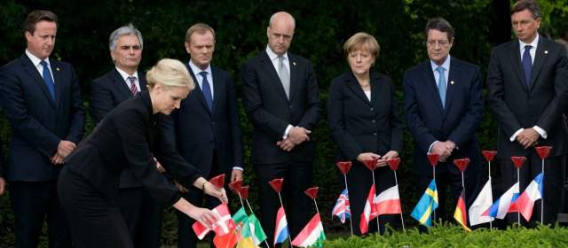 Helle Thorning-Schmidt (frente), primera ministro de Dinamarca, deposita una flor de cerámica durante una ceremonia para conmemorar el 100 aniversario de la I Guerra Mundial en Ypres. FOTO REUTERS