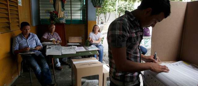 Tres mañas electorales se descubrieron en Bajo Cauca | Anomalías como acompañar ancianos a las urnas para marcar sus tarjetones, ocurrieron en la región. FOTO MANUEL SALDARRIAGA