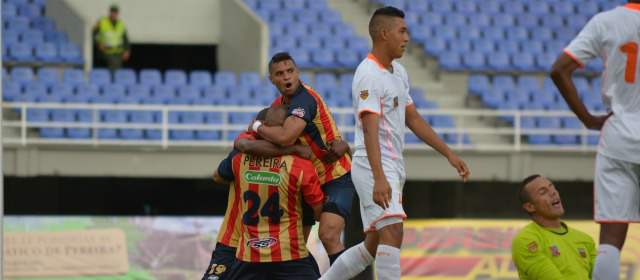 Lamentable traspié del Envigado | La celebración del equipo de Pereira y la desolación del Envigado. Dos caras de la moneda en el juego de ayer ante poco público en el Hernán Villegas. Ganó Águilas 1-0. FOTO LA TARDE