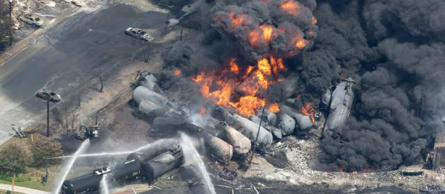 Tren descarrilado explota en pueblo en Canadá |