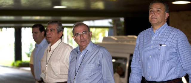 Naranjo se suma a diálogos de paz | El equipo negociador del Gobierno se completó ayer con el general (r) Óscar Naranjo. FOTO AP