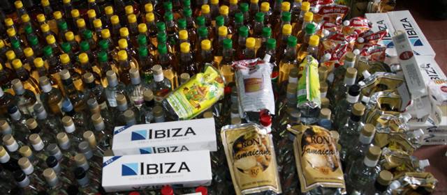 Policía incautó en el barrio Manrique más de 500 botellas de licor adulterado | Foto cortesía Policía