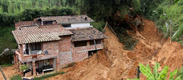 En Antioquia, invierno deja 1.090 familias damnificadas | Donaldo Zuluaga | Las fuertes lluvias causaron un deslizamiento en el sector de Himalaya en el municipio de La Estrella.
