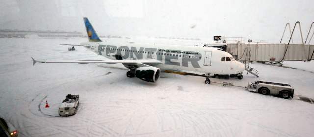 Tormenta paraliza a más de 100 millones de personas en E.U. | Aeropuertos como el Chicago O"Hare y el John F. Kennedy ubicado en el distrito de Queens, están entre los más afectados. FOTO AP