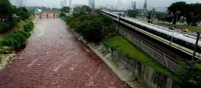 Área Metropolitana emitió resolución para sancionar a quienes tiñan el río Medellín | En la mañana del martes 6 de octubre de 2009, gran parte del río Medellín se tiñó de rojo. Fue un escándalo. Foto: Donaldo Zuluaga Velilla