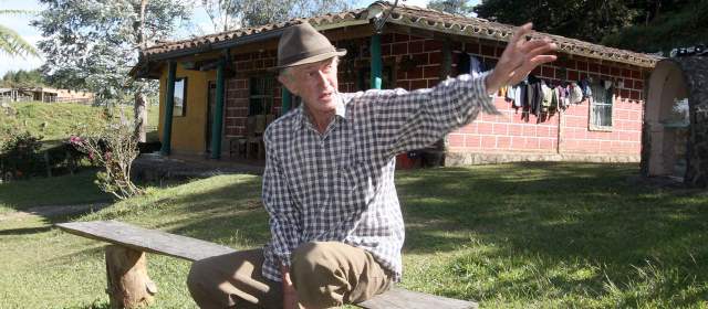 El predial rural en Rionegro quedó a precios de escándalo | En la vereda La Salazar, de Sajonia, Lázaro Hincapié dice que "se descararon del todo" con cuentas de 5 millones por puñados de tierra. FOTO RÓBINSON SÁENZ