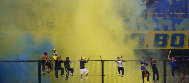 Dos tribunas de la Bombonera fueron clausuradas por incidentes en el clásico | Los hinchas de Boca Juniors utilizaron pirotecnia y colgaron una bandera que violaba las medidas permitidas por los organismos de seguridad. FOTO AP
