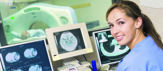 Visitantes foráneos llegan con su familia a la capital antioqueña para acceder a servicios ambulatorios, urgencias, traslado aéreo, tratamientos estéticos, cirugías sencillas, fertilización, neurocirugía o trabajos odontológicos. Foto: Archivo